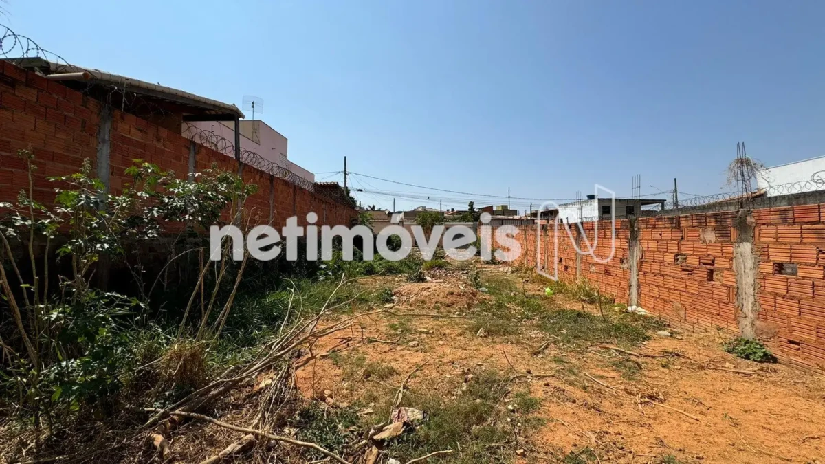 Lote para Venda com área de 331.28 m² no bairro Santa Laura