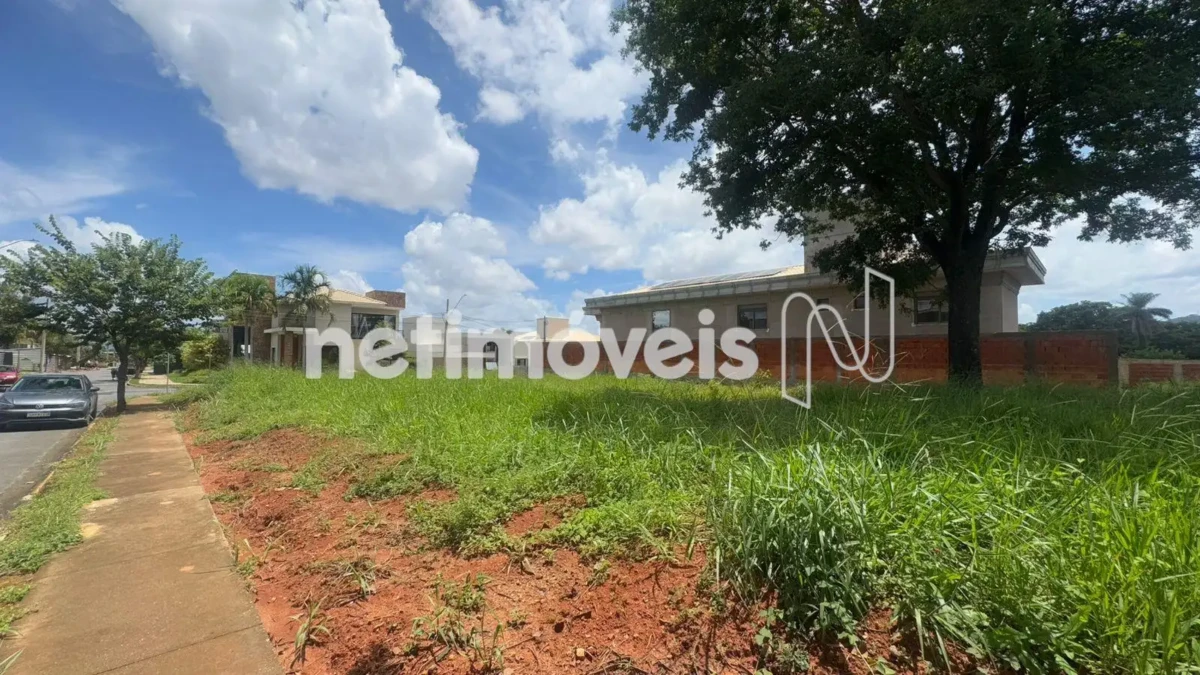 Lote para Venda com área de 693 m² no bairro Gran Royalle Pirâmide