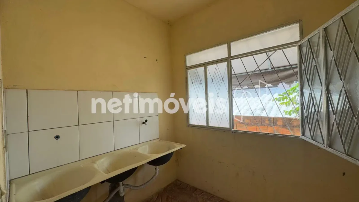 Casa para Venda com 7 quartos no bairro Monte Carmelo