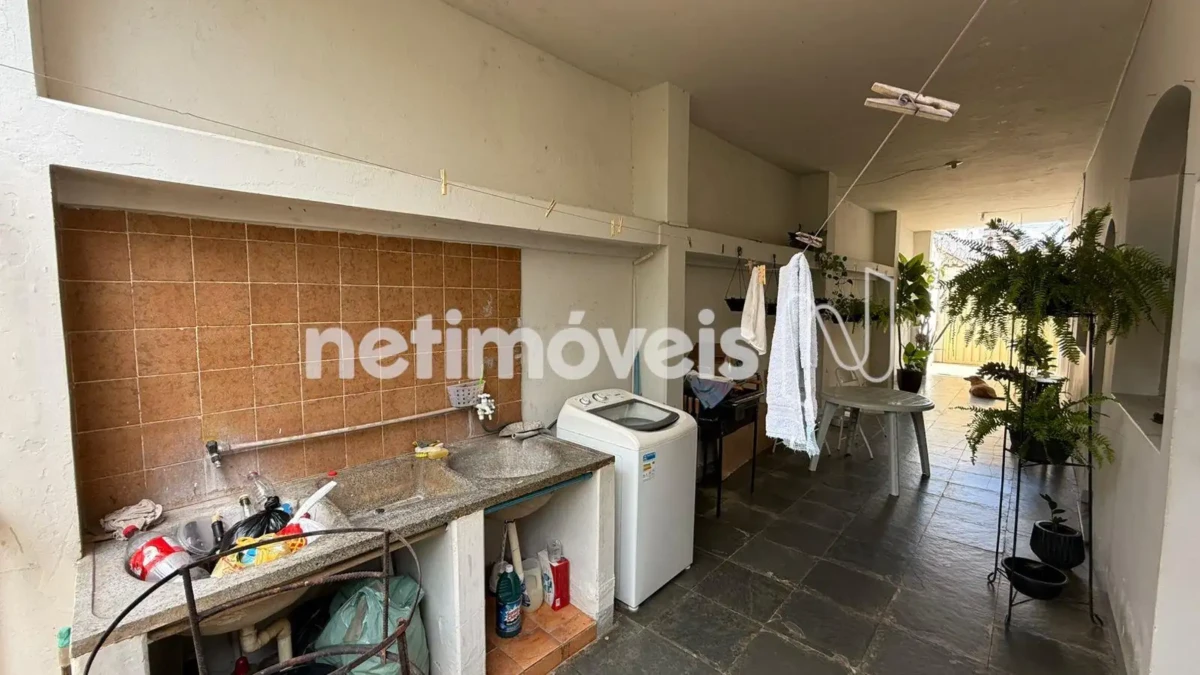 Casa para Venda com 7 quartos no bairro Cândida Câmara