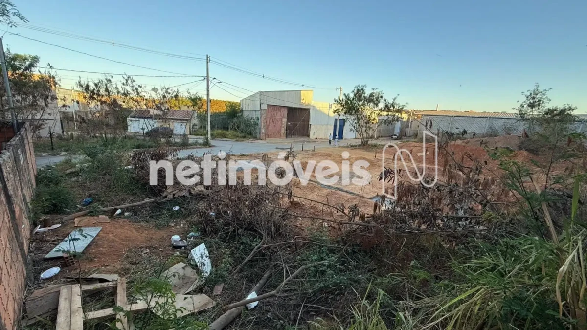 Lote para Venda com área de 240 m² no bairro Monte Carmelo