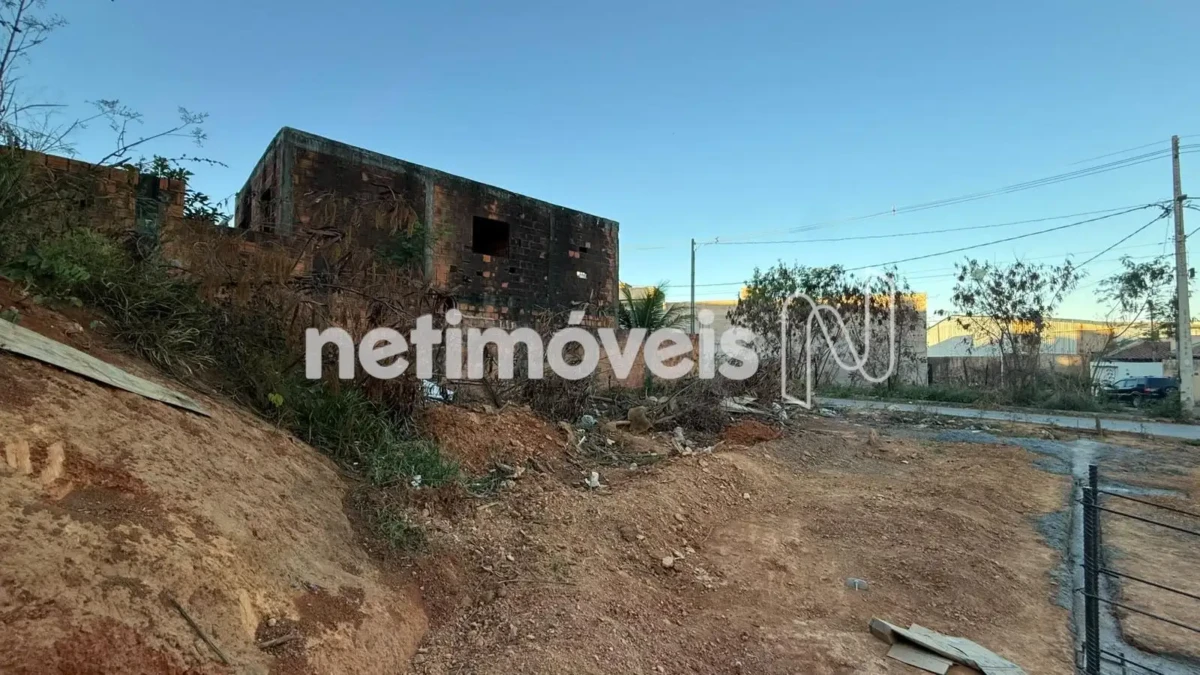 Lote para Venda com área de 240 m² no bairro Monte Carmelo