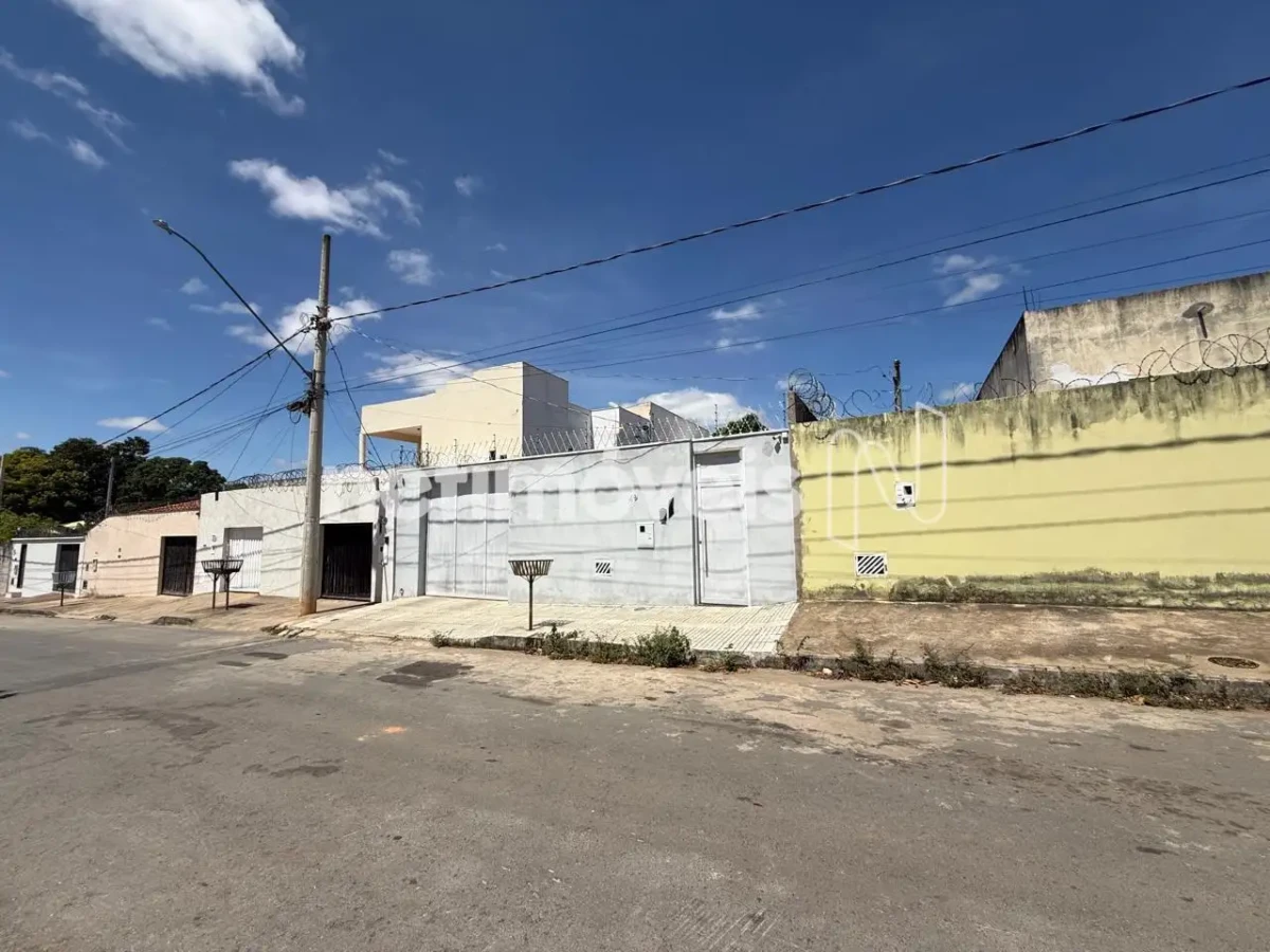 Casa para Venda com 3 quartos no bairro Vila Santa Cruz