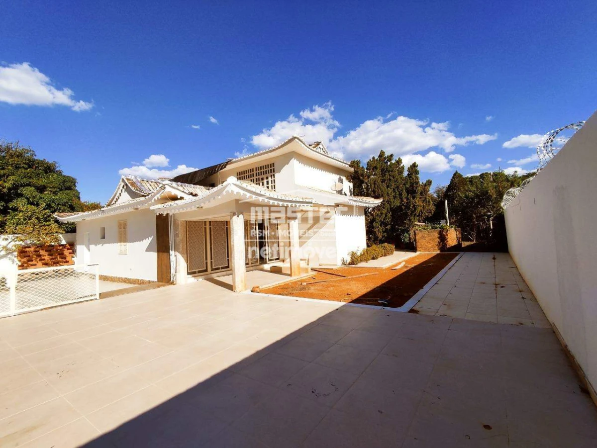 Casa para Locação com 4 quartos no bairro Melo