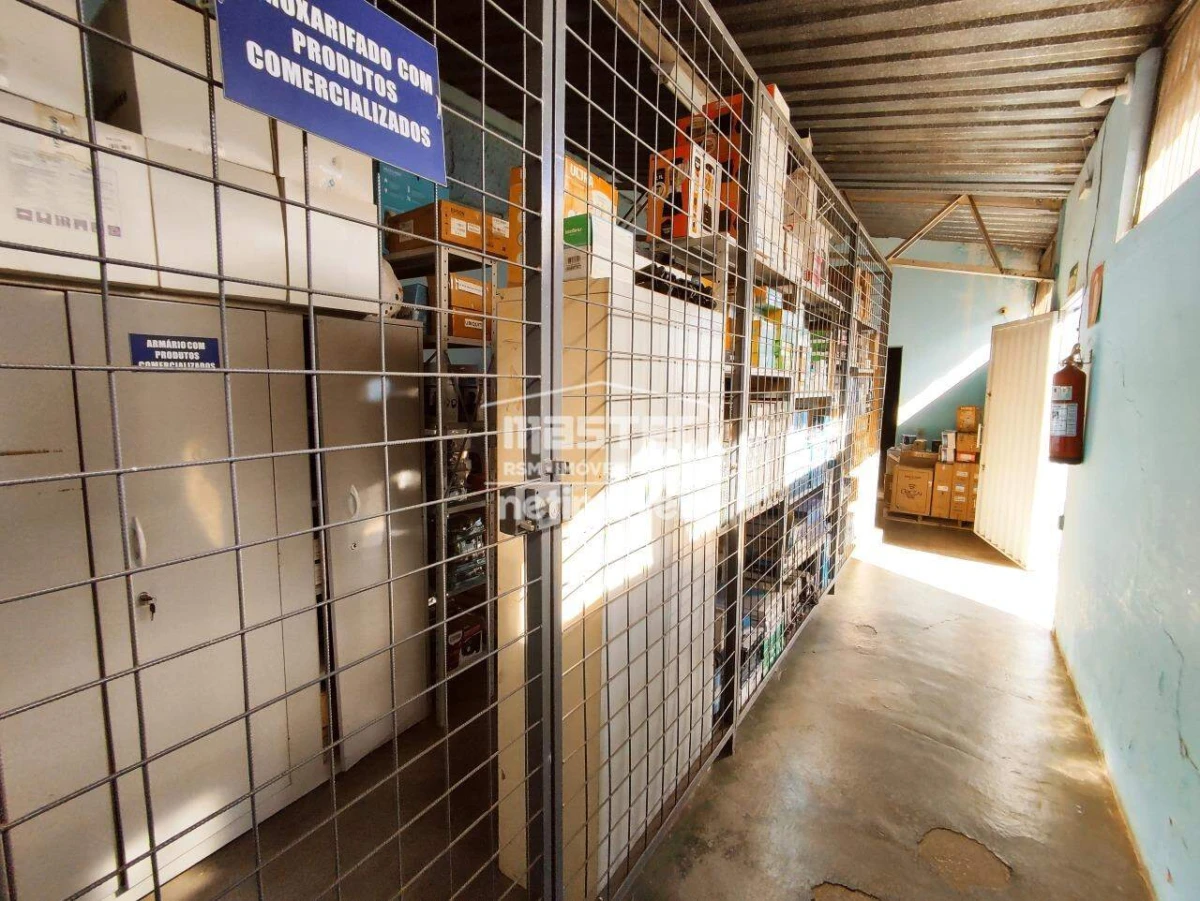 Ponto Comercial para Locação de área principal de 292,83 m² no bairro Melo