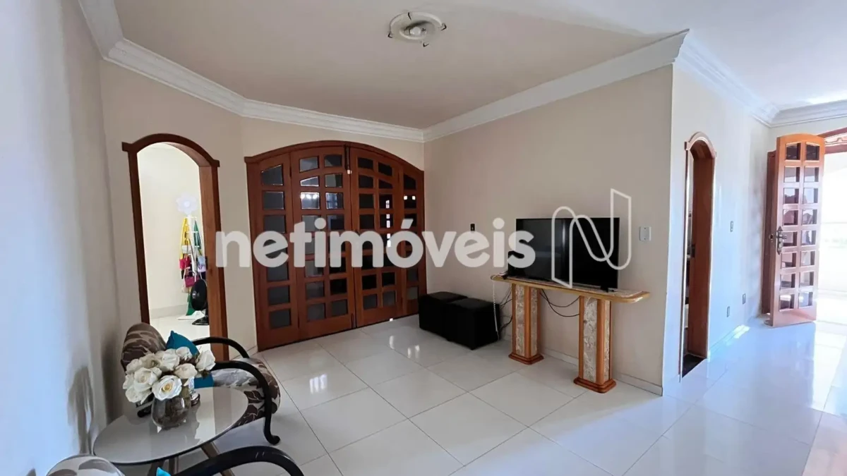 Casa para Venda com 5 quartos no bairro Cândida Câmara