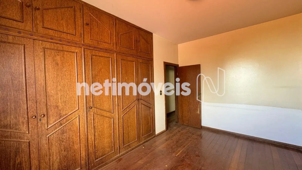 Casa para Venda com 5 quartos no bairro Cândida Câmara